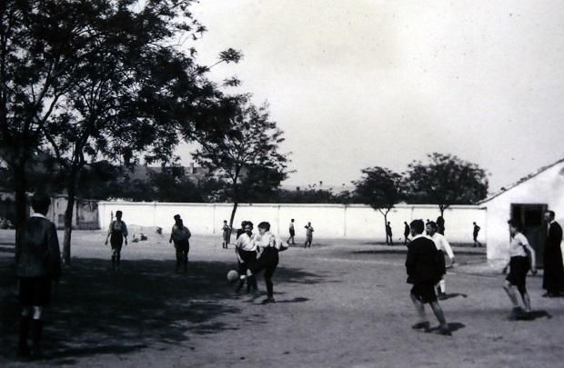 Délutáni futballmeccs a kecskeméti Piarista Gimnázium udvarán 1935 körül
