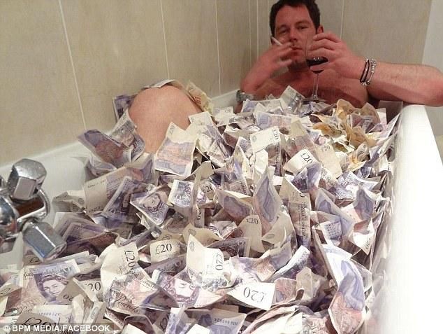 Matthew Ghent fürdik a pénzben, mégsem kell a barátnőinek