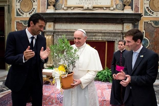 Gianluigi Buffon és Lionel Messi olajfát ajándékozott a pápának a 2013-as olasz–argentin válogatott mérkőzés előtt