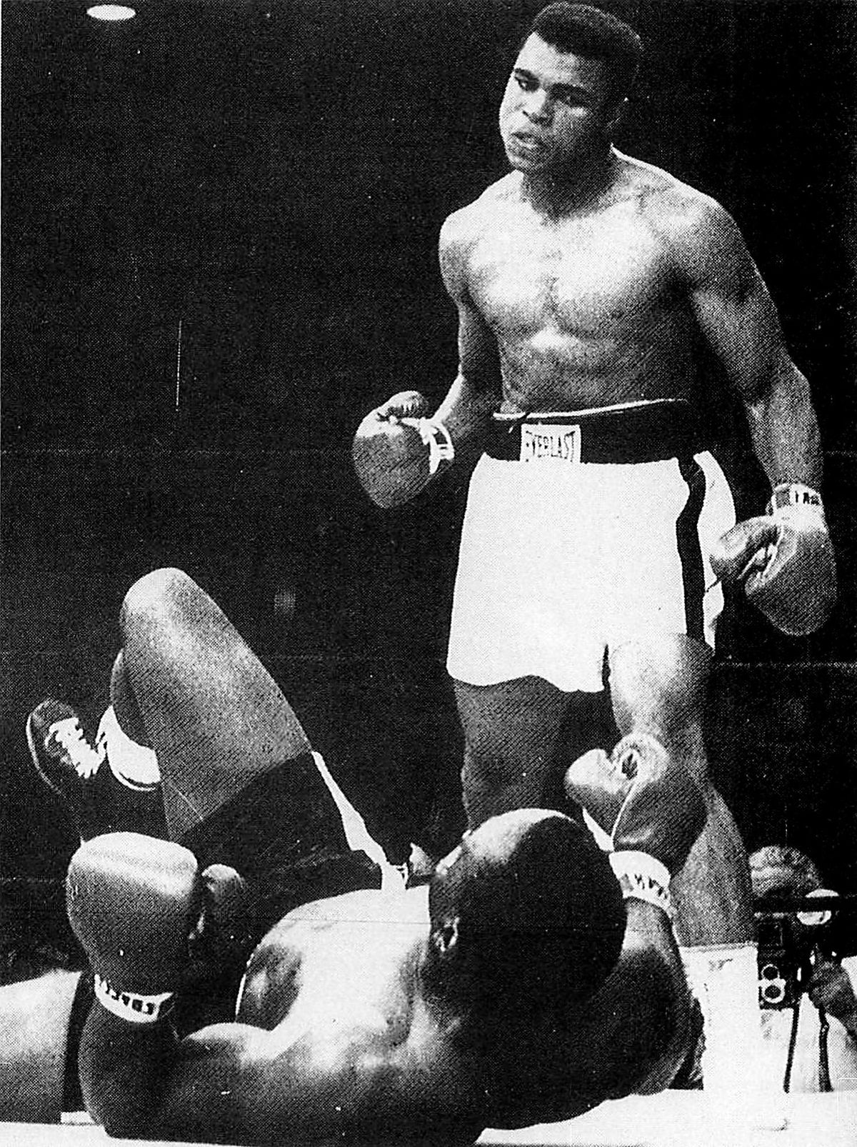 Sonny Liston a földön, Cassius Clay könyörtelen – állítólag ez a meccs is bunda volt onny Liston a földön, Cassius Clay könyörtelen – állítólag ez a meccs is bunda volt