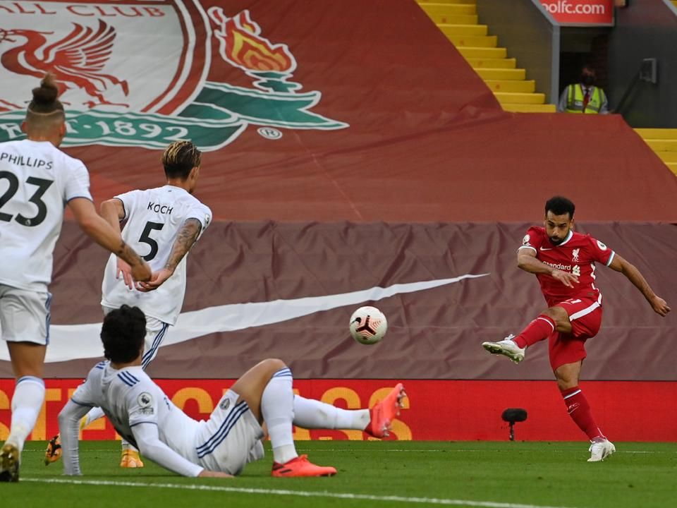 Mohamed Szalah saját maga második, a Liverpool harmadik gólját lövi (Fotó: AFP)