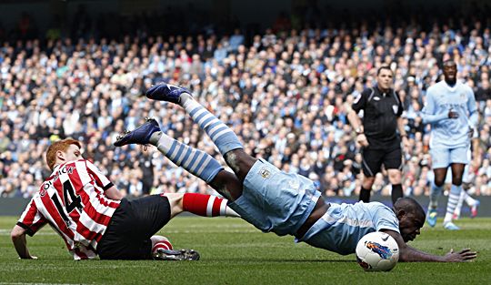 Micah Richards és a Manchester City fájdalmas botláson van túl (Fotó: Reuters)