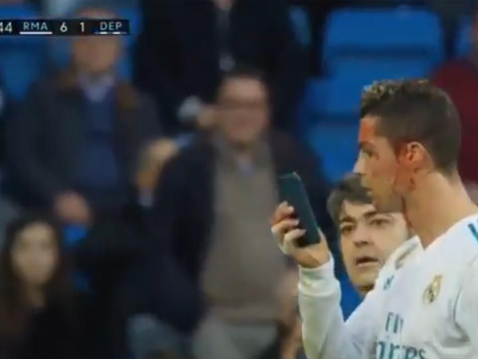 A portugál sztár a telefonján igyekezett meggyőződni róla, hogy mennyire súlyos a sérülése (Fotó: Twitter)