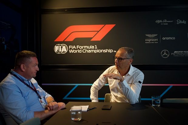 …akárcsak Stefano Domenicali, a Formula–1 elnök-vezérigazgatója
