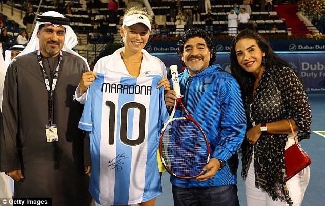 Caroline Wozniacki és Diego Maradona „névjegyet” cserélt Dubaiban (Forrás: dailymail.co.uk)