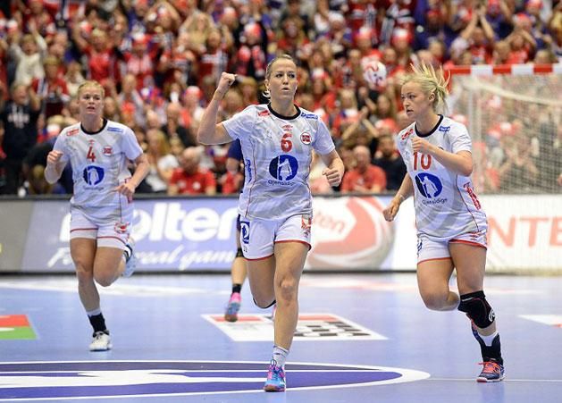 Hedi Löke (középen) és a norvég lányok vasárnap döntőt játszhatnak