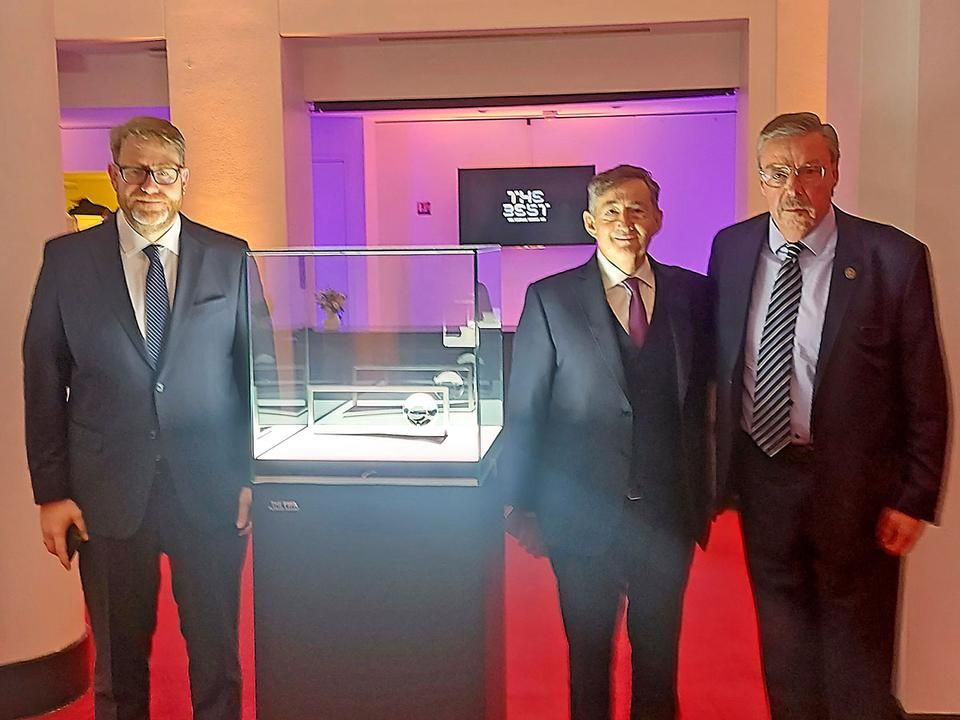 Hazánkat a FIFA-gálán a Puskás Akadémia vezetői, Mészáros Lőrinc elnök (középen) és Jakab János, a felügyelőbizottság  elnöke (jobbra), valamint Szöllősi György Puskás-nagykövet képviselte, s természetesen meghívták Puskás Ferenc örököseit is