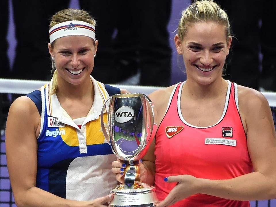 Babos Tímea és Andrea Hlavácková a világbajnoki trófeával (Fotó: AFP)