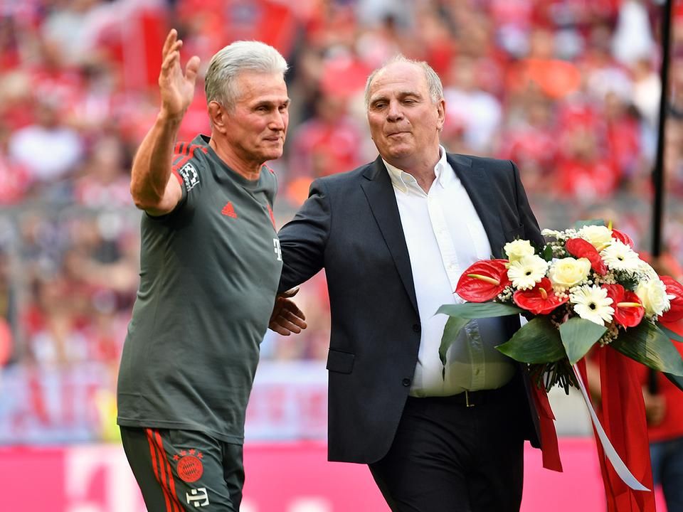 A nagy elődöt, Jupp Heynckest (balra) és Uli Hoeness korábbi klubelnököt is lenyűgözi az az egység, amit Flick hozott a Bayern öltözőjébe (Fotó: AFP)