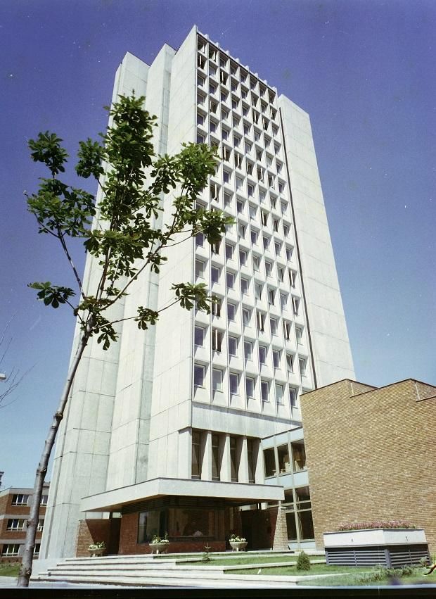 A VITUKI 57 méter magas toronyháza 1976-ban épült meg… (Fotó: Fortepan)