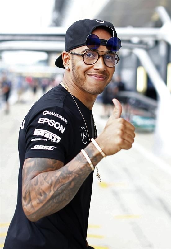 Hamilton extravagáns szemüvegben érkezett Silverstone-ba (Fotó: AFP)