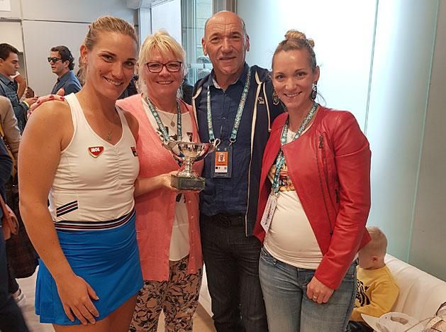 A Roland Garros-siker után: Tímea és Zsuzsanna a büszke szülőkkel