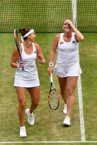 A magyar és a kazah hölgy végig jókedvűen teniszezett (Fotó: AFP)