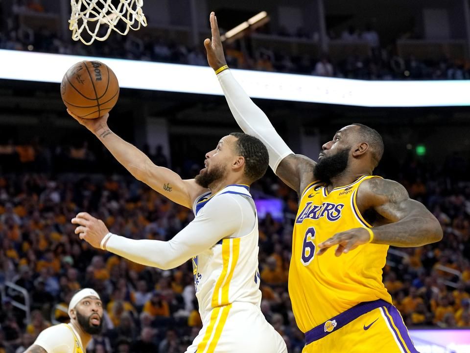 Steph Curryék hazai pályán legyőzték LeBron Jameséket, de a Warriors így is 3–2-es hátrányból várja a Lakers elleni hatodik meccset a főcsoport-elődöntőben (Fotó: Getty Images)