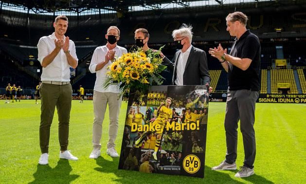 Marui Götzét (középen) elbúcsúztatták Dortmundban (Fotó: AFP)