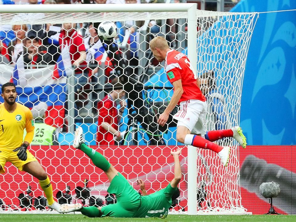 Jurij Gazinszkij az első gólt fejeli – Taiszir al-Dzsasszim elcsúszott, tehetetlen (Fotó: AFP)