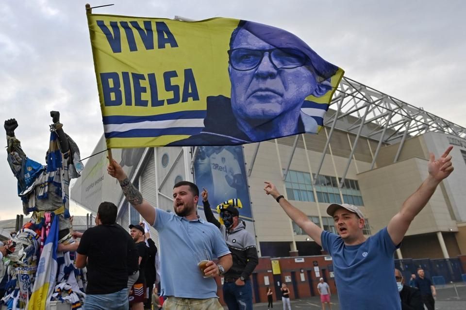 Bielsát éltető drukkerek a Leeds stadionjánál júliusban (Fotó: AFP)