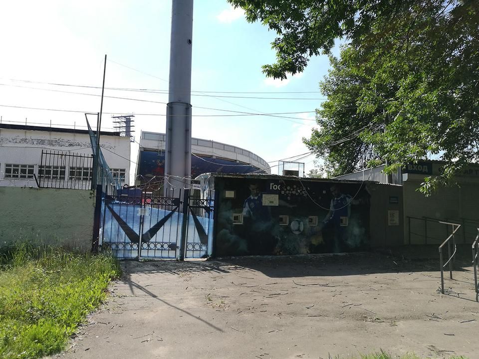 Kiábrándító kép a Lokomotiva Stadion hátsó bejáratánál