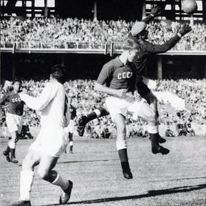 Az 1956-os melbourne-i döntőben a sötét mezes 
szovjet labdarúgók 1:0-ra győztek Jugoszlávia ellen