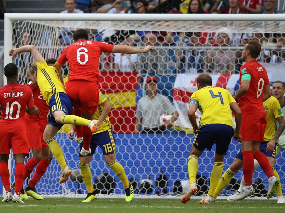 Maguire (6) emelkedik, és mindjárt nő eggyel a nem akcióból esett gólok száma (Fotó: AFP)