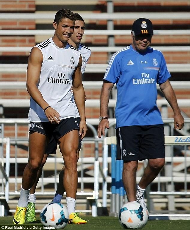 Cristiano Ronaldo és Carlos Ancelotti mögött Angel Di María szedi a lábát