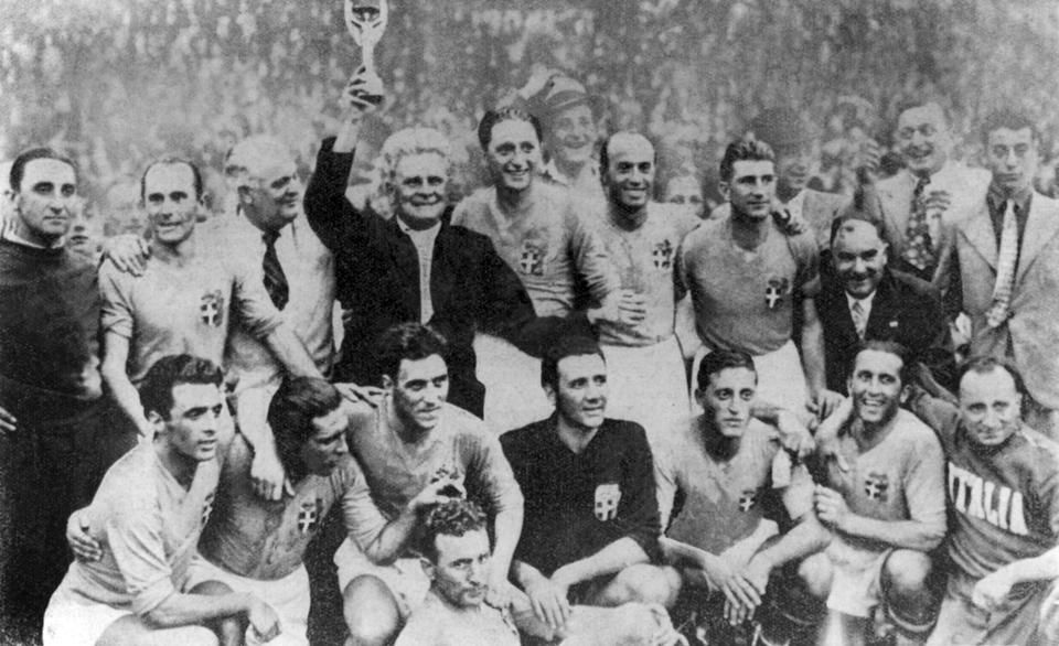 A világbajnok olasz csapat 1938-ból, csillogó sztárokkal és hajakkal, no és az a kapitányi séró... (Fotó: AFP)