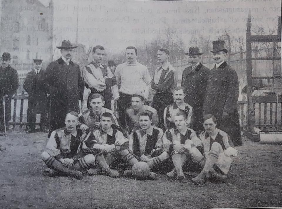 A MAC 1907-ben bajnoki második labdarúgócsapata, az ülő sorban balról az első Niessner Aladár