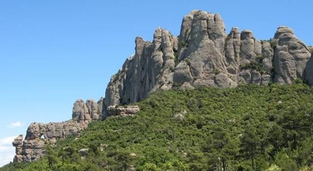 A Roca Foradada apró kis nyílása: igen, ott a kép bal szélén... (Fotók: geocaching.com, wikimedia.org)