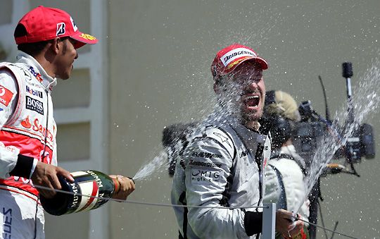 Ismét a csúcson: Barrichello (jobbra) ötéves szünet után győzött megint (Fotó: Reuters)