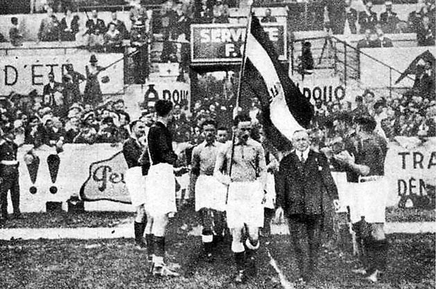 Az Újpest és a Slavia kivonul a döntőre, elöl Fogl III a magyar zászlóval