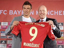 Mario Mandzukic és Matthias Sanmmer 
(Fotó: kicker.de)