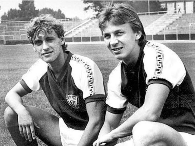 Thomas Doll és Andreas Thom a Berliner Dynamo játékosaként pózol – persze, még a keletnémet időkből
(a képek forrása: http://www.sport1.de)