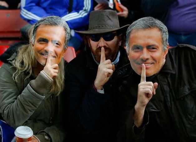 Az eltiltott José Mourinho a szurkolóknak köszönhetően mégis ott volt a lelátón (Fotók: Action Images, Getty Images, Reuters)