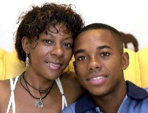 Robinho és édesanyja – a kép nem 2004 novemberében készült...