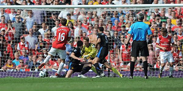 A meccs legfontosabb pillanata: Aaron Ramsey betalál a manchesteri kapuba (Fotó: Action Images)