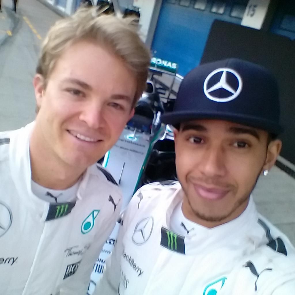A Mercedes közzé is tette a Twitteren Rosberg és Hamilton szelfijét – nem lett tökéletes, de nem is fotós tehetségükért szeretjük őket