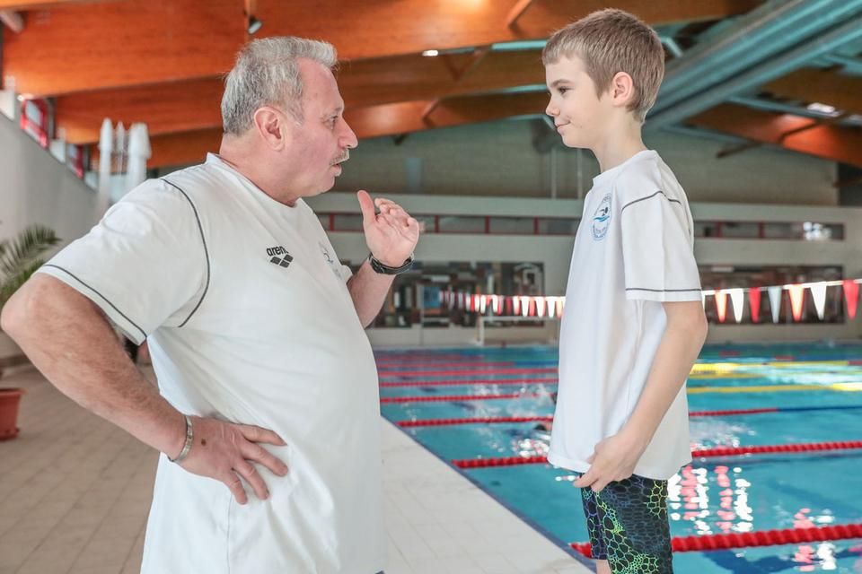 Gömöry Zsolt ügyel rá, hogy úszásban  tehetséges fia verseny közben hallhassa edzője, Gyepes Lajos szakmai utasításait is (Fotó: Dömötör Csaba)