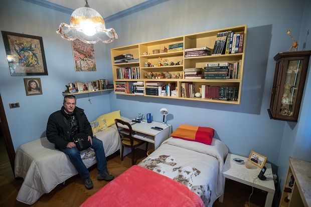 A fivérek egyike, a máig Druentóban élő Massimo Rossi a fiúk szobájában