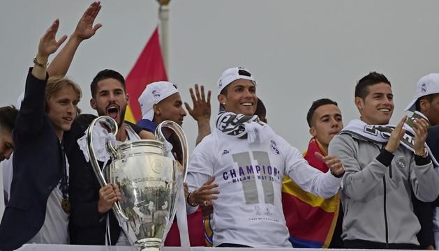 Cristiano Ronaldóék büszkén feszítettek a serleg mellett (Fotó: AFP)
