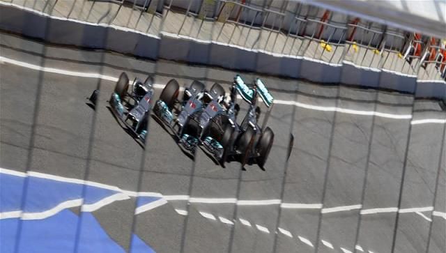 Hamilton pénteken mindkét edzést az élen zárta, ezúttal elmaradt Rosbergtől
