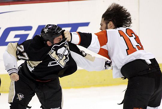 Első harmad, harmadik bunyó: Adams vs. Carcillo (Fotó: Reuters)