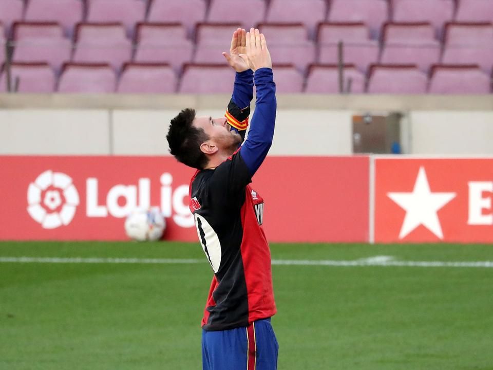 Messi a nagy előd, Diego Maradona emléke előtt tiszteleg (Fotó: AFP)