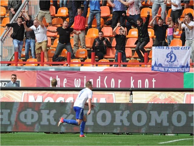 Dzsudzsák Balázst ünneplik a Dinamo szurkolói (Fotó: fcdynamo.ru)