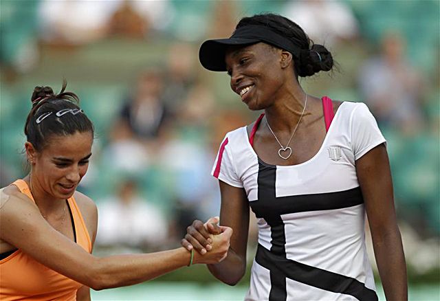 Venus Williams (jobbra) végül mosolyogva foghatott kezet argentin ellenfelével