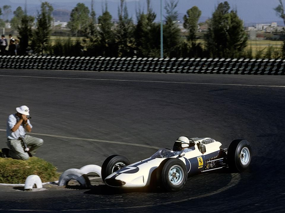 John Surtees a kék-fehér Ferrariban