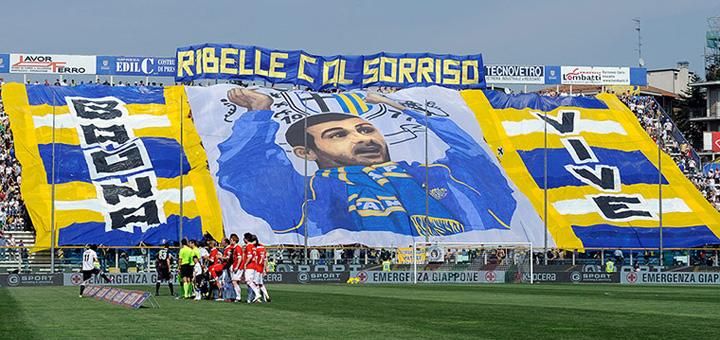 Az AC Parma tifói köszöntötték csapatukat ezzel a képpel a 2011 áprilisi, Bari elleni meccsen (Forrás: Guardian)