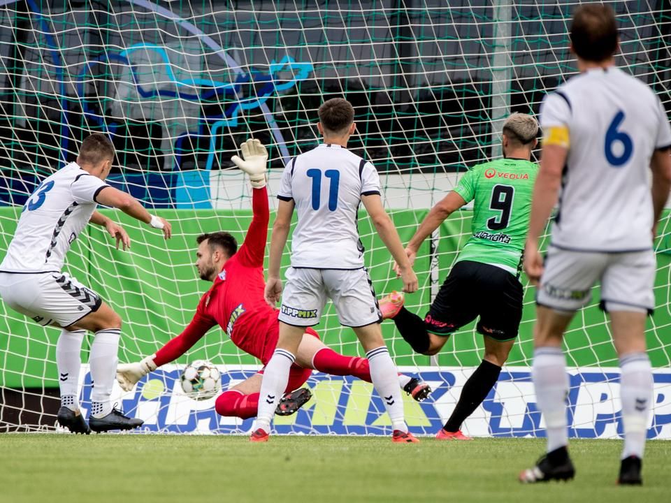 Balázs Zsolt fejelte tétmeccsen az első gólt az új budaörsi stadionban (Fotó: Árvai Károly)