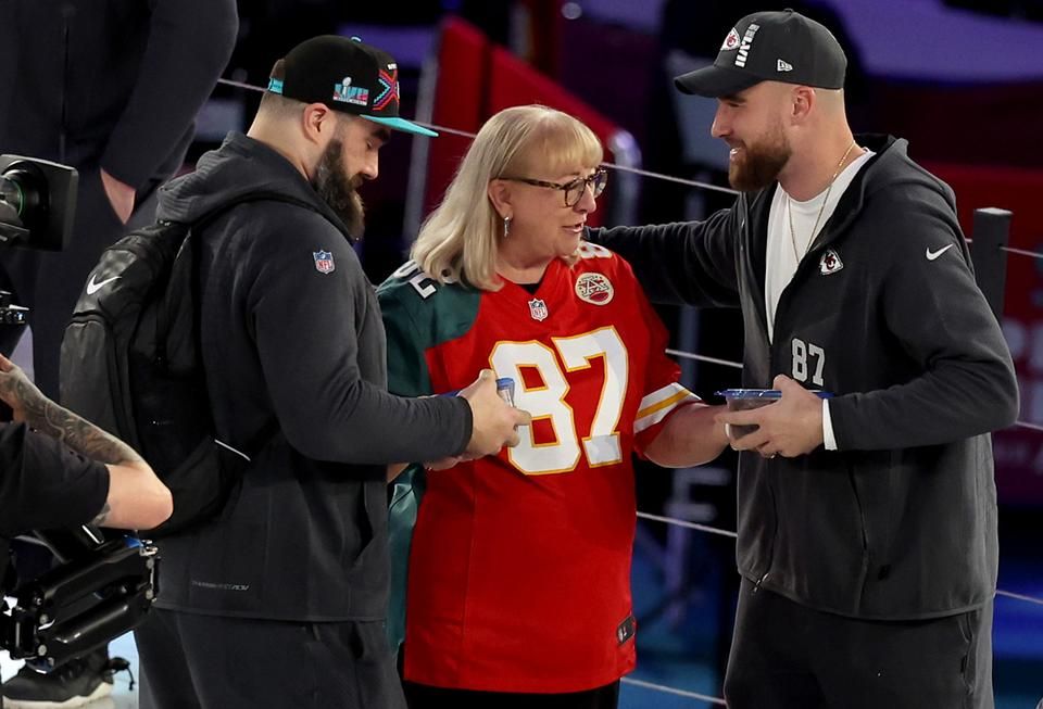 Donna Kelce, a fivérek édesanyja a szokásos felemás mezében készül a Super Bowlra is (Fotók: Getty Images)