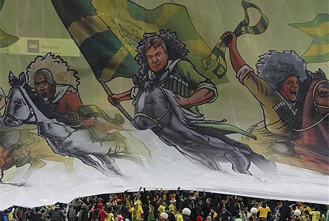 Az Anzsi szurkolóinak pompás drapiján ott vágtat Samuel Eto‘o és Guus Hiddink mellett (Fotó: Action Images)