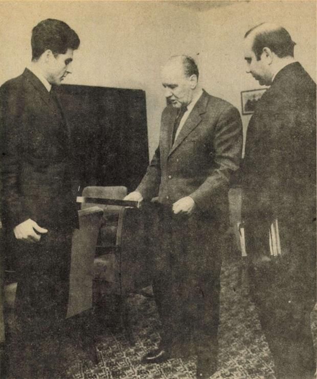 A róla könyvet író Hámori Tiborral (jobbra) és kedvenc pártfőtitkárával